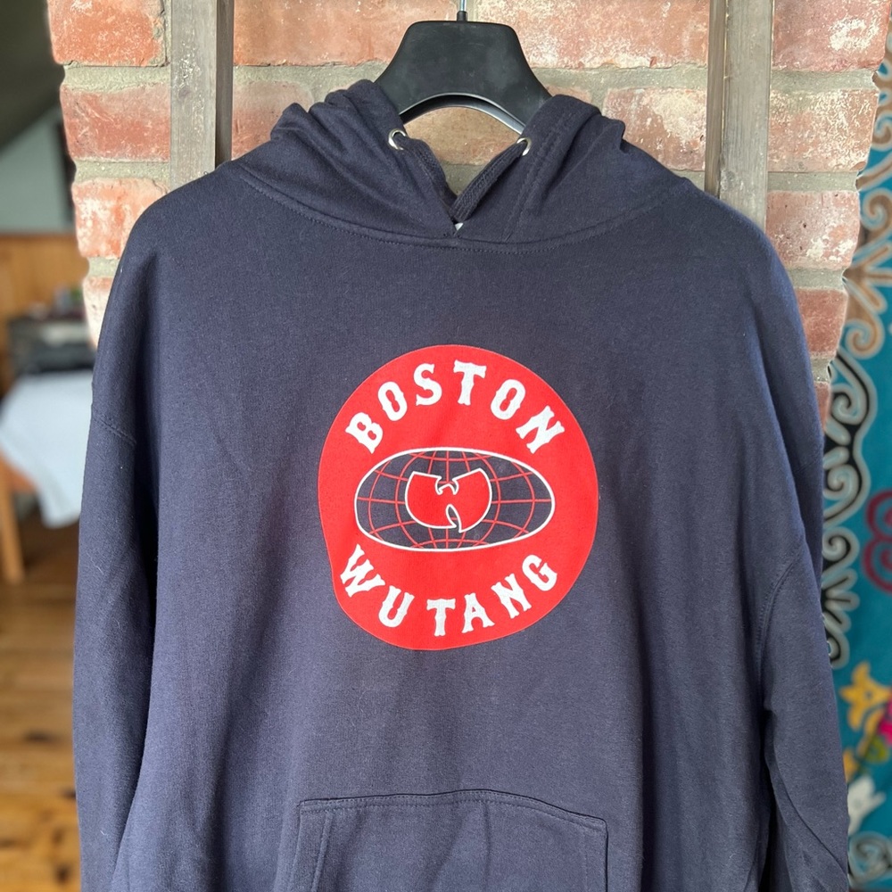 WuTang - mens size large WuTang concert sweatshirt. Excellent preowned Condition